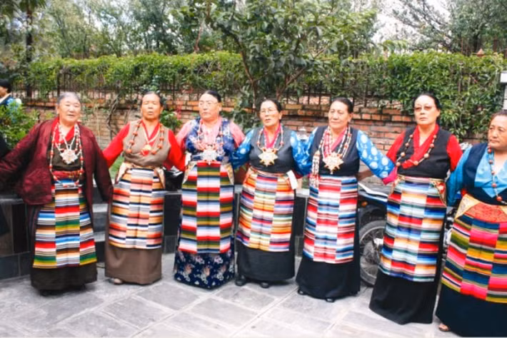  Sống trong các cộng đồng nhỏ. Nhiều làng chỉ gồm vài chục gia đình có quan hệ chặt chẽ. Ảnh: Pinterest.