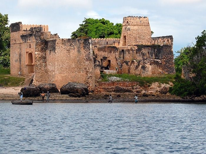 Ngày nay, Kilwa trở thành điểm đến khảo cổ hấp dẫn. Du khách đến đây để chiêm ngưỡng tàn tích và tìm hiểu quá khứ huy hoàng của nền văn minh Swahili. Ảnh: Pinterest.