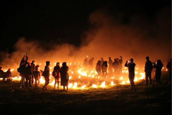 5. Sự “Kitô giáo hóa” của lễ hội cổ xưa. Vào thế kỷ 7, Giáo hoàng Gregory III chọn ngày 1/11 làm “Ngày Các Thánh” (All Saints’ Day), còn đêm 31/10 trở thành “All Hallows’ Eve” – nghĩa là “Đêm trước Ngày Các Thánh”. Theo thời gian, cụm từ này rút gọn thành “Halloween”. Sự kiện tôn giáo mới dần thay thế các nghi lễ ngoại giáo, nhưng nhiều tập tục dân gian Celt-La Mã vẫn được giữ lại. Ảnh: Pinterest.