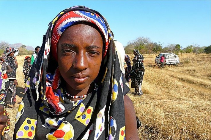  Là một trong những cộng đồng du mục lớn nhất thế giới. Người Fulani, còn gọi là Fula hay Peul, sinh sống rải rác tại hơn 20 quốc gia Tây và Trung Phi như Senegal, Mali, Nigeria và Cameroon. Nhiều nhóm Fulani vẫn duy trì lối sống chăn thả gia súc du mục qua các thảo nguyên rộng lớn. Ảnh: Pinterest.