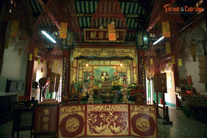 Lịch sử xây dựng gắn với một pho tượng Thiên Hậu tìm thấy trên bãi biển. Theo truyền thuyết, một pho tượng Bà Thiên Hậu Thánh Mẫu trôi dạt vào bờ đã được người dân và thương nhân tôn thờ, dẫn đến việc xây dựng hội quán để thờ vị nữ thần này.