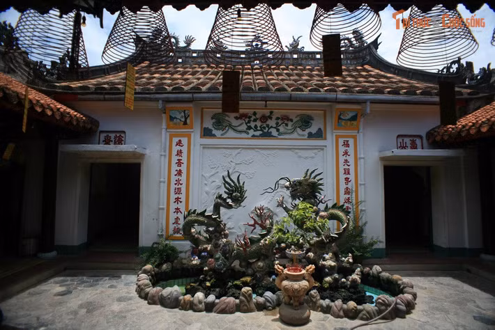 Cấu trúc theo kiểu chữ “Tam” truyền thống Trung Hoa. Hội quán được thiết kế với bố cục ba phần liên tiếp gồm cổng – chính điện – hậu điện với các khoảng sân vườn xen kẽ, thể hiện tư tưởng kiến trúc hài hòa giữa nghi lễ, cảnh quan và sinh hoạt.