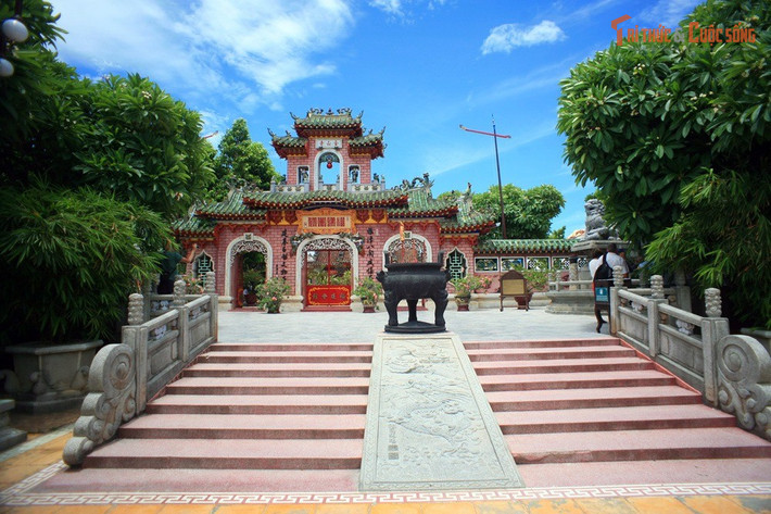 Hơn 300 tuổi và mang đậm dấu ấn cộng đồng người Phúc Kiến. Hội quán Phúc Kiến được xây dựng từ cuối thế kỷ 17 bởi thương nhân gốc Phúc Kiến (Trung Quốc) đến Hội An để buôn bán và giao lưu, trở thành nơi sinh hoạt cộng đồng của họ.