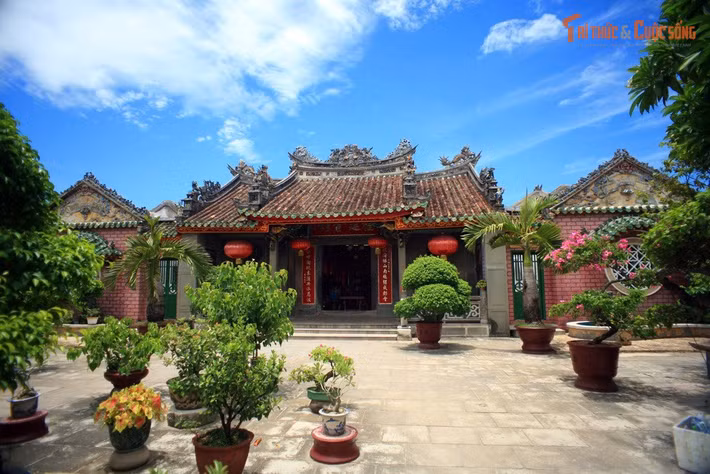 Công trình kết hợp kiến trúc hội quán và đền thờ linh thiêng. Ban đầu hội quán là nơi gặp gỡ, sau đó được mở rộng thành đền thờ, vừa là không gian cộng đồng vừa là nơi hoạt động tín ngưỡng của Hoa kiều Phúc Kiến ở Hội An.