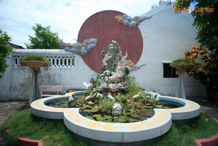 Bên trong hội quán có hồ cá hình hoa mai và mô hình “cá chép hóa rồng”. Chi tiết này vừa là yếu tố phong thủy, vừa là biểu tượng cho khát vọng thăng tiến và thành đạt của cộng đồng thương nhân.