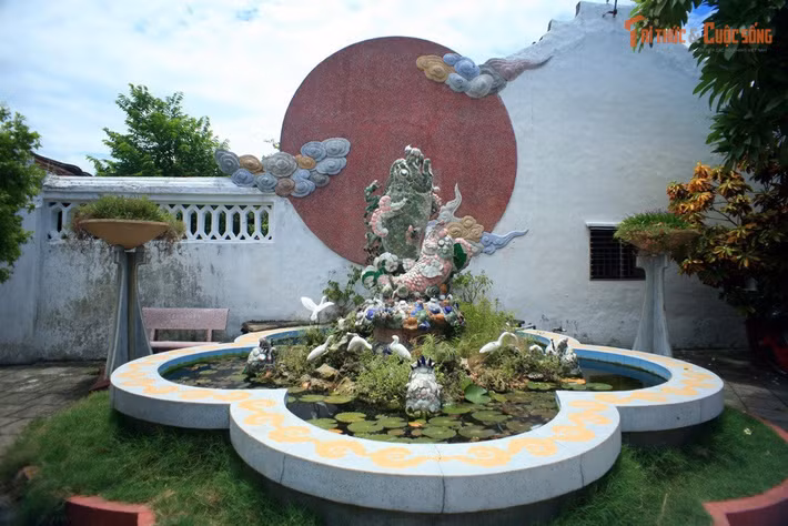 Bên trong hội quán có hồ cá hình hoa mai và mô hình “cá chép hóa rồng”. Chi tiết này vừa là yếu tố phong thủy, vừa là biểu tượng cho khát vọng thăng tiến và thành đạt của cộng đồng thương nhân.