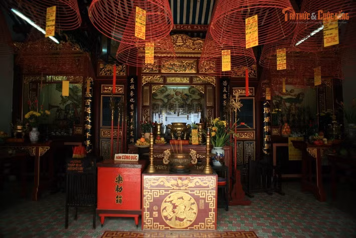 Thờ nhiều vị thần khác ngoài Thiên Hậu. Trong chính điện, du khách có thể thấy tượng Quan Thế Âm Bồ Tát, Thần Tài, cùng các bà Chúa sanh thai và 12 bà mụ – thể hiện sự đa dạng tín ngưỡng trong văn hóa người Hoa.