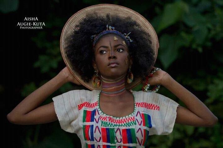  Đối mặt với nhiều thách thức hiện đại. Biến đổi khí hậu, xung đột tài nguyên và áp lực biên giới quốc gia ảnh hưởng lớn đến lối sống du mục của người Fulani. Nhiều cộng đồng đang phải thích nghi với đô thị hóa và thay đổi kinh tế – xã hội nhanh chóng. Ảnh: Pinterest.