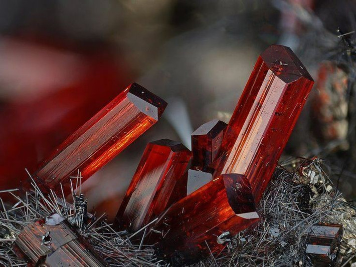  Có màu đỏ đặc trưng. Realgar thường xuất hiện với sắc đỏ cam hoặc đỏ tươi, khiến nó từng được xem là “chu sa giả” trong nhiều nền văn hóa cổ đại. Ảnh: Pinterest.