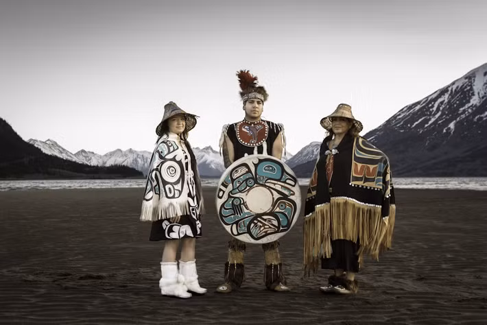  Sinh sống dọc bờ biển giàu tài nguyên. Người Tlingit cư trú chủ yếu ở đông nam Alaska và một phần ven biển Canada, nơi có rừng mưa ôn đới, vịnh hẹp và nguồn hải sản phong phú. Môi trường này định hình lối sống gắn chặt với đánh bắt cá hồi, hải cẩu và thu thập sinh vật biển. Ảnh: wildimageproject.files.wordpress.com.