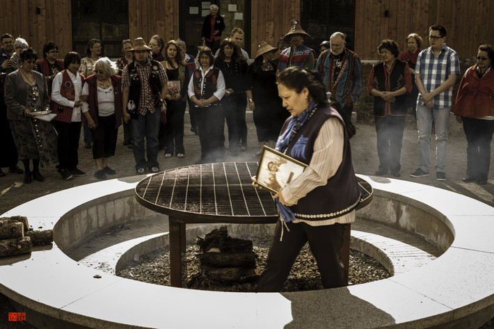 Nghi lễ potlatch mang ý nghĩa sâu sắc. Potlatch là nghi lễ trao tặng quà lớn, dùng để khẳng định địa vị, tưởng nhớ người đã khuất và củng cố mối quan hệ xã hội. Đối với người Tlingit, sự hào phóng là thước đo danh dự và uy tín. Ảnh: danielfox.co.