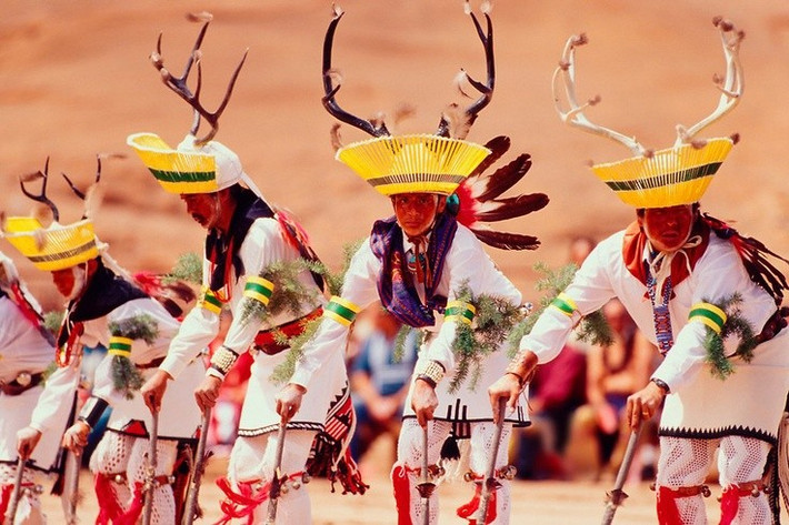  Văn hóa vẫn được gìn giữ đến ngày nay. Dù trải qua nhiều biến động lịch sử, người Pueblo vẫn duy trì ngôn ngữ, lễ hội và nghề thủ công truyền thống. Ảnh: Pinterest.