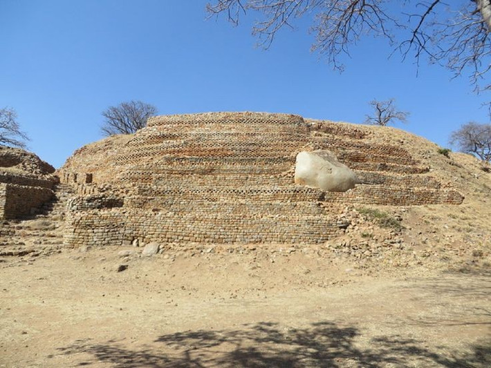  Địa hình bậc thềm hiếm thấy. Không xây trên mặt bằng, cư dân Khami tận dụng sườn đồi để tạo nên các nền bậc thềm bằng đá. Mỗi bậc thềm có chức năng riêng, vừa thích nghi với địa hình vừa thể hiện sự phân tầng xã hội rõ rệt trong đô thị cổ. Ảnh: Pinterest.