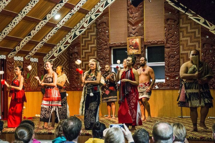  Văn hóa Maori có ảnh hưởng mạnh đến văn hóa đương đại. Ngôn ngữ, nghệ thuật và lễ hội của người Maori đã được phục hưng mạnh mẽ và trở thành một phần của văn hóa đại chúng New Zealand. Ảnh: Pinterest.