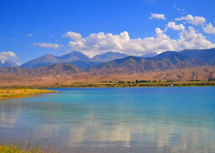  Không bao giờ đóng băng. Tên “Issyk-Kul” nghĩa là “hồ ấm”, do nước giàu muối và khoáng chất ngăn băng hình thành. Ảnh: Pinterest.