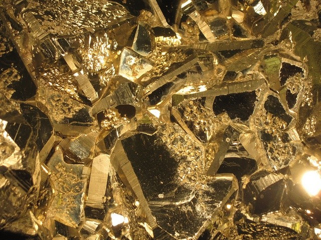  Biệt danh “vàng ngu”. Pyrite có màu vàng ánh kim giống vàng thật, từng khiến nhiều người nhầm lẫn và gọi nó là “vàng ngu” (fool’s gold) –. Ảnh: Pinterest.