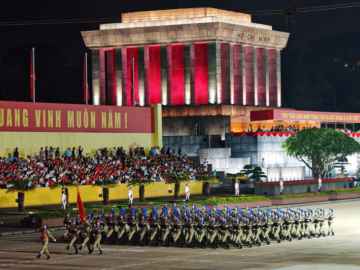 Lăng Chủ tịch Hồ Chí Minh rực sáng, soi chiếu tinh thần bất diệt của cuộc cách mạng vĩ đại do Người dẫn dắt.