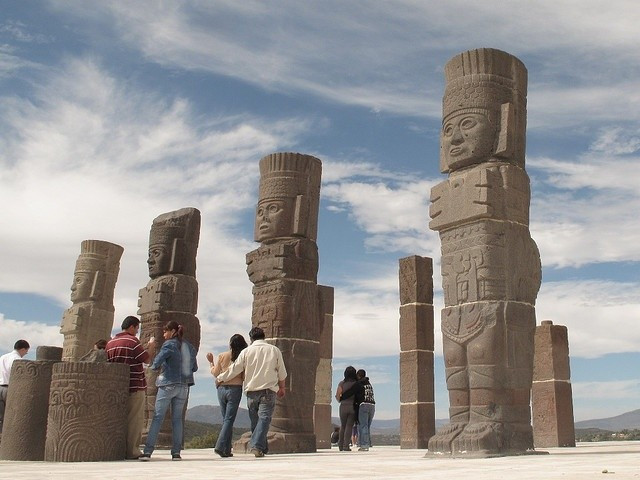  Ảnh hưởng sâu đậm đến người Aztec. Người Aztec coi Toltec là tổ tiên tinh thần và mô phỏng nhiều nghi lễ, kiến trúc từ họ. Ảnh: Pinterest.