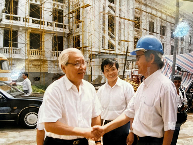Thủ tướng Võ Văn Kiệt (bìa trái) và KTS Hoàng Đạo Kính (bìa phải) tại công trình tu bổ Nhà hát Lớn Hà Nội. Ảnh chụp năm 1995. Ảnh: TTX. hoang-dao-kinh-2.jpg