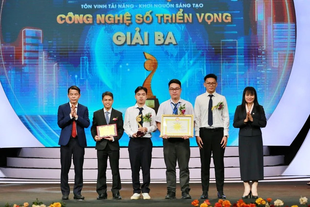 Nhóm tác giả Hệ thống giám sát và cảnh báo sạt lở sớm được vinh danh Nhân tài Đất Việt. Ảnh: BTC. nhan-tai-dat-viet-2.png