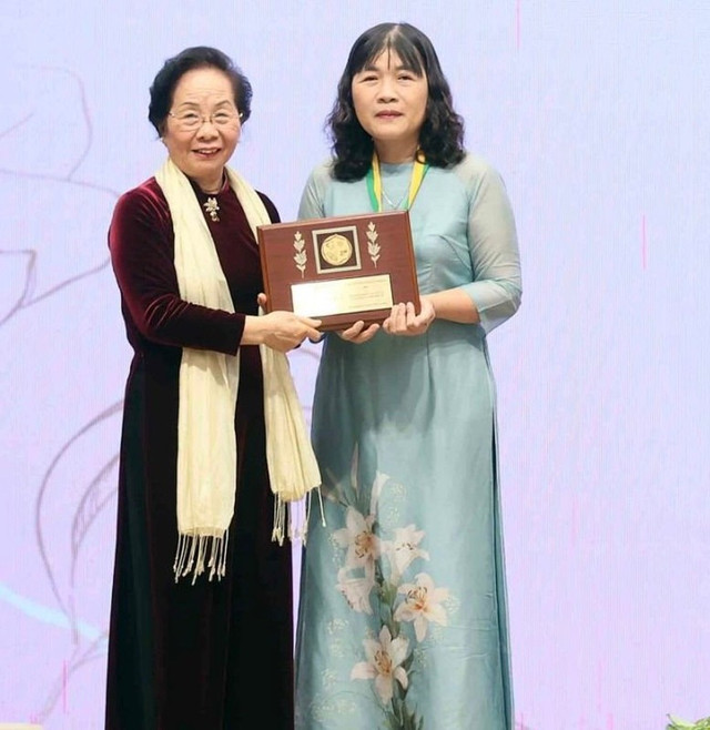 GS.TS Nguyễn Thị Doan, nguyên Phó Chủ tịch nước, Chủ tịch Ủy ban giải thưởng Kovalevskaia trao Giải thưởng Kovalevskaia năm 2023 tới GS.TS. Hoàng Thị Thái Hòa - Ảnh: VGP/NN thai-hoa.jpg