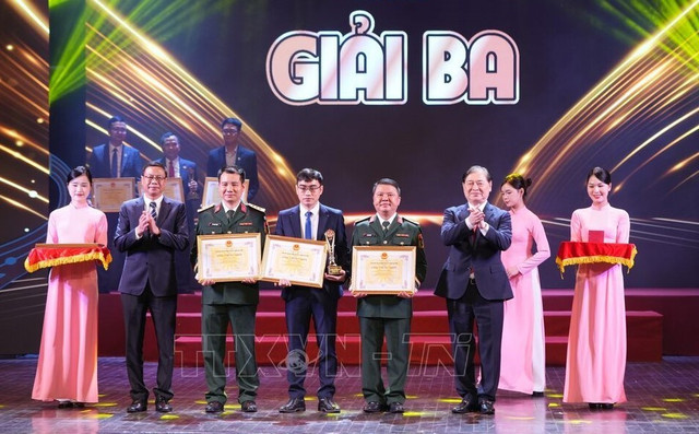 Anh Nguyễn Bá Mạnh (thứ 3, từ phải sang) nhận giải thưởng VIFOTEC 2024. manh-2.jpg