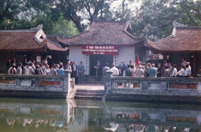 Khánh thành công trình Nhà bia Tiến sĩ tại Văn Miếu năm 1994. Ảnh: TTX. nha-bia-tien-si.jpg
