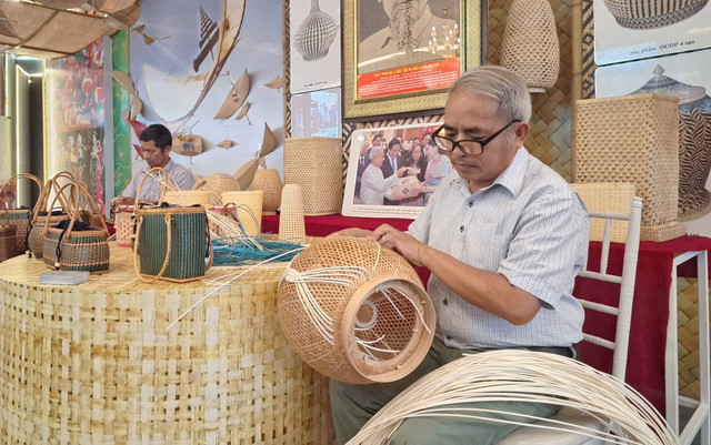 Nghệ nhân Nhân dân Nguyễn Văn Tĩnh. Ảnh. Nguyễn Mai. ong-tinh-2.jpg