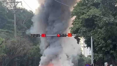 Xe tải đang chạy ngờ bốc cháy ngùn ngụt trên phố Hà Nội