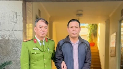 Bắt kẻ trốn truy nã 16 năm về tội lạm dụng tín nhiệm chiếm đoạt tài sản