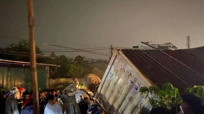 Xe tải bị tàu hỏa tông khi cố vượt qua đường tại Hà Nội 