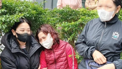 Cháy chợ Xanh ở Hà Nội, tiểu thương nghẹn ngào nhìn tài sản bị thiêu rụi