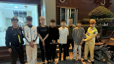 Phát hiện nhóm mang hung khí chuẩn bị đánh nhau trên phố Hà Nội