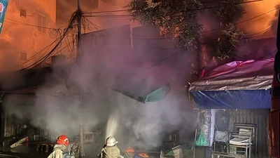 Chợ Xanh ở Hà Nội cháy ngùn ngụt khiến nhiều hộ dân sơ tán