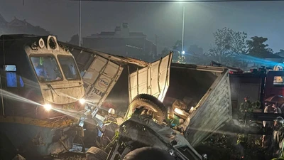 Tin mới nhất vụ tàu hỏa va chạm ô tô tải khiến 2 người thương vong 