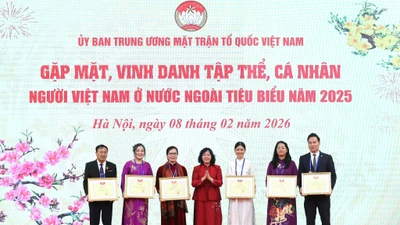 Lãnh đạo MTTQ Việt Nam trao Bằng khen tặng những kiều bào tiêu biểu năm 2025