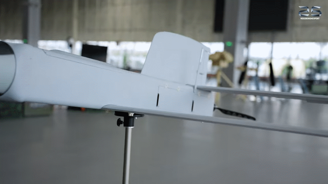 Điểm nổi bật nhất về công nghệ của KUB-2-2E nằm ở hệ thống dẫn đường đa chế độ. UAV hỗ trợ ba phương thức chính: dẫn đường bằng tọa độ GNSS định sẵn để tấn công mục tiêu cố định, điều khiển thủ công qua hình ảnh camera thời gian thực từ người vận hành và dẫn đường quang-điện tự động (electro-optical) với khả năng tự nhận diện và khóa mục tiêu.