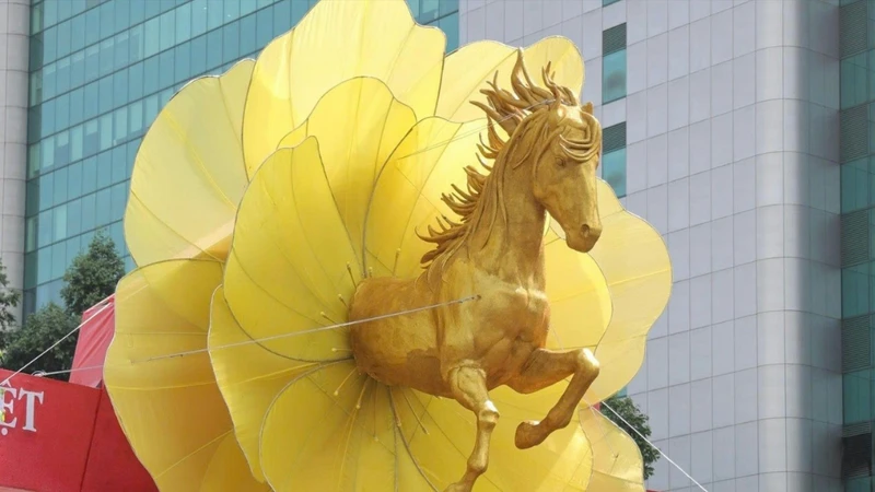 Linh vật ngựa bay từ hoa mai gây sốt tại lễ hội Tết Việt TP HCM