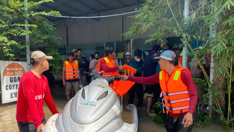 Lực lượng chức năng Lâm Đồng ứng cứu người dân trong tâm lũ Hàm Thắng