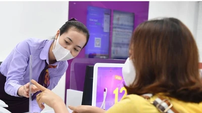 Ngân hàng đang thu phí quản lý tài khoản bao nhiêu mỗi tháng?