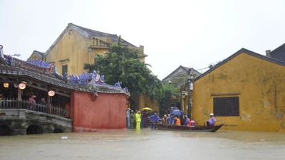 Phố cổ Hội An ngập trong biển nước