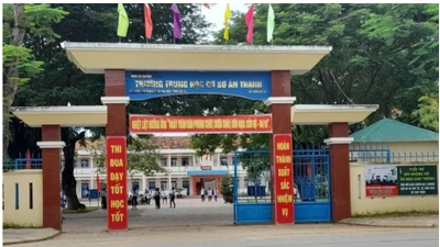 Bức xúc vì phó hiệu trưởng cho học sinh dừng tiết học để... quét rác giữa trời nắng