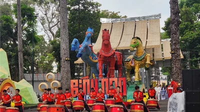 Linh vật Ngọ năm nay cũng được thổi hồn bằng những đường nét uyển chuyển như cánh hoa, kết hợp cùng gam màu chủ đạo Đỏ – Cam – Vàng ấm áp phối cùng Xanh lam, Xanh ngọc của thiên nhiên, mang đến nguồn năng lượng tươi trẻ và tràn đầy sinh khí.