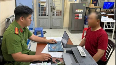 Triệu tập bảo vệ Khu đô thị Vạn Phúc đe dọa tài xế công nghệ