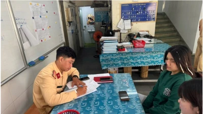Thiếu nữ 16 tuổi buông hai tay trên cầu Ba Son bị tịch thu xe máy