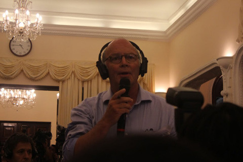 Phóng viên Washington Times đặt câu hỏi trong cuộc họp báo.