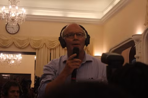 Phóng viên Washington Times đặt câu hỏi trong cuộc họp báo.