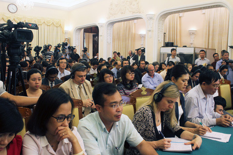 Đông đảo phóng viên tới dự họp báo.