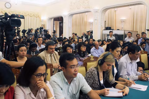 Đông đảo phóng viên tới dự họp báo.