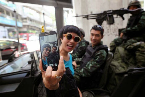 Du khách chụp ảnh với binh lính Thái Lan trong thời gian đảo chính. Du khách chụp ảnh với binh lính Thái Lan trong thời gian đảo chính.